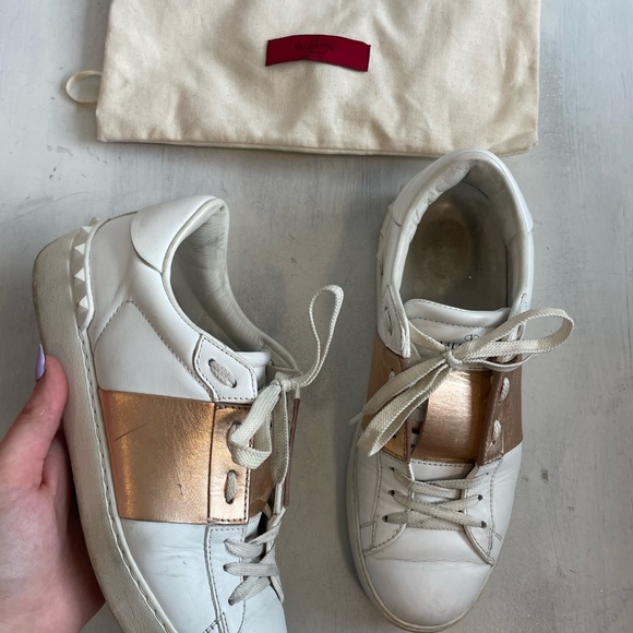 ❌SOLD❌VALENTINO White Rose Gold Leather Rockstud Low Top Sneakers - Picture 5 of 12